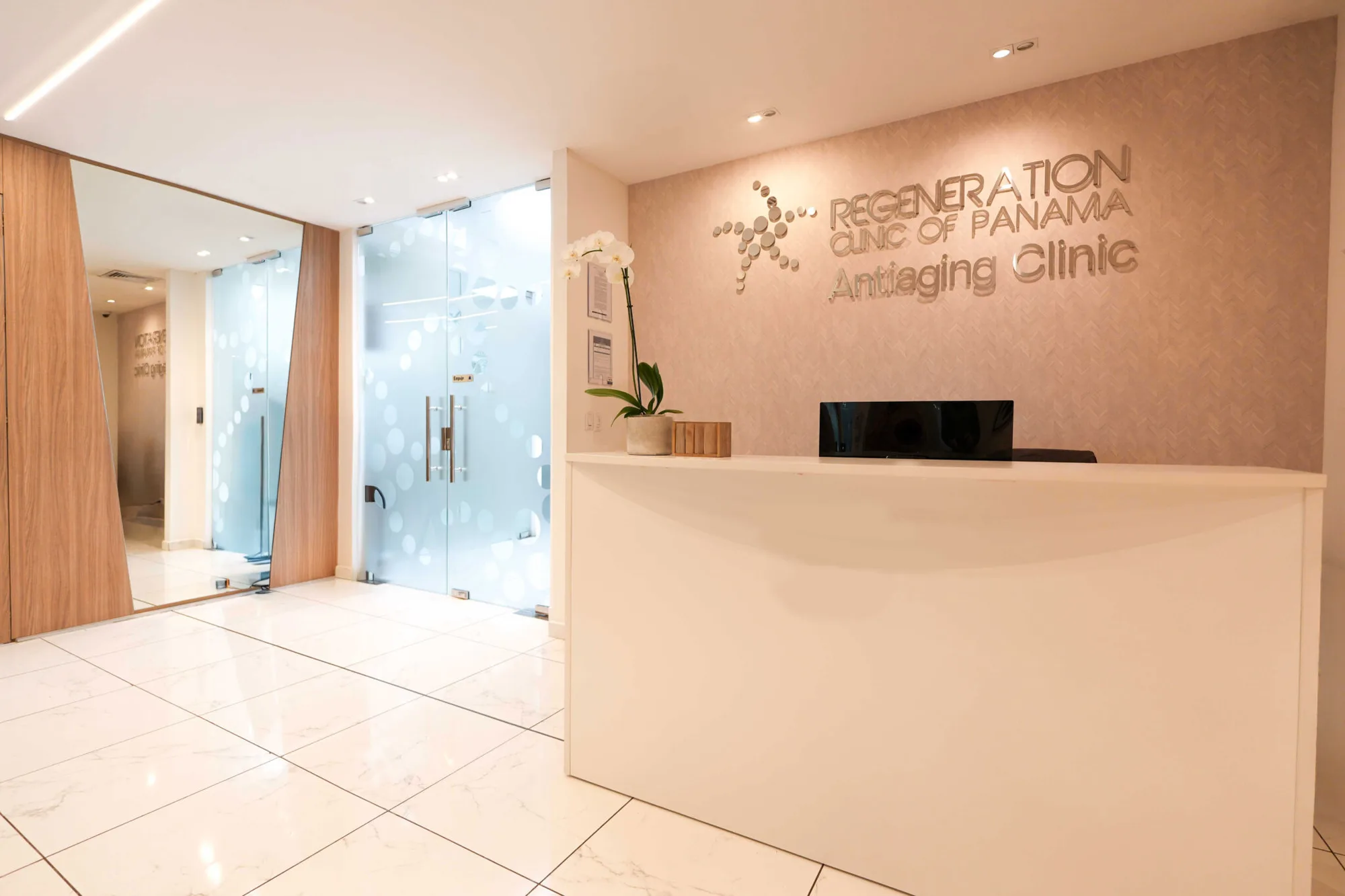 Reception at the Regeneration Clinic of Panama in Panama City
